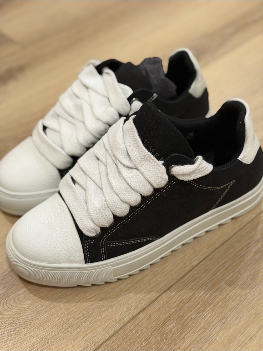Numeriś sneakers with extra Oversized Laces